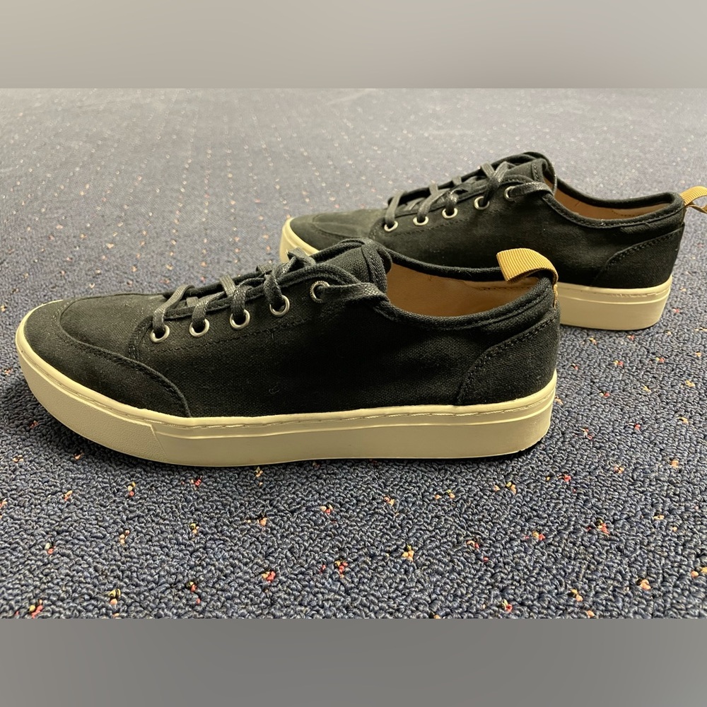 Like new Toms men’s black casual shoes.  Size 9.
